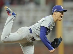 山本由伸、大一番で７回１０Ｋ１失点降板　圧巻の投球にロバーツ監督、同僚からハグの嵐　３年連続ＰＳ勝利の権利、難敵左腕セールとのエース対決で快投