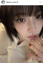 ルセラ・宮脇咲良、デコルテ全開の自撮りショット「買いたかった本を買って」「ラーメンを食べました」