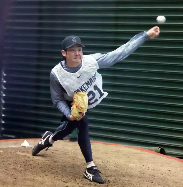 【巨人】ドラフト１位・竹丸和幸４度目ブルペン入り　座った捕手に力強い投球