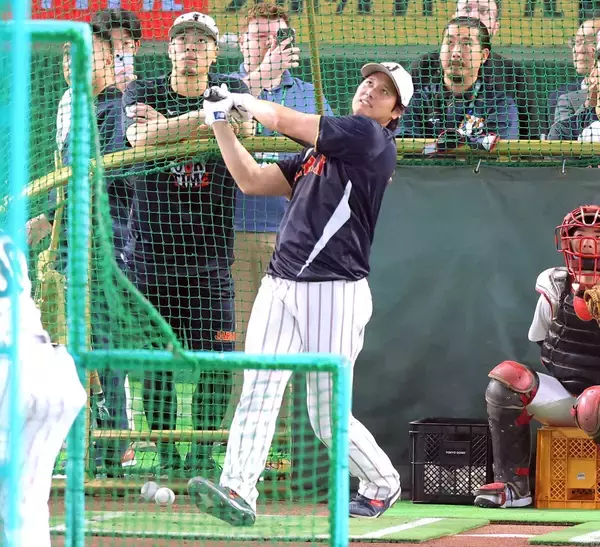 大谷翔平の「号令」にファンから拍手　フリー打撃後ナインに呼びかけ　