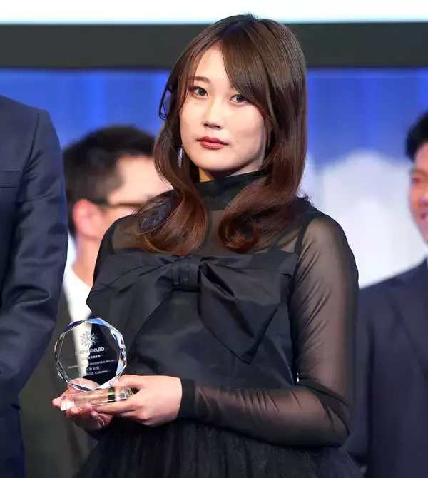 【スノーアワード】雪上から激変　シックな黒ドレスで登壇　村瀬心椛が優秀選手賞を受賞「２つのメダルを取って私は幸せ者」