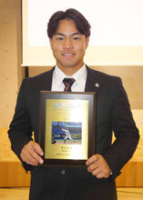 【大学野球】 東都大学リーグ表彰式 ＭＶＰの国学院大・緒方漣「青学大に勝ち切れたことがうれしかった」