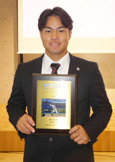 【大学野球】 東都大学リーグ表彰式 ＭＶＰの国学院大・緒方漣「青学大に勝ち切れたことがうれしかった」