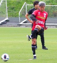 “還暦Ｊリーガー”　キングカズがプロ４２年目に向け始動　来年２月に迎える還暦に「そうでしたっけ？」