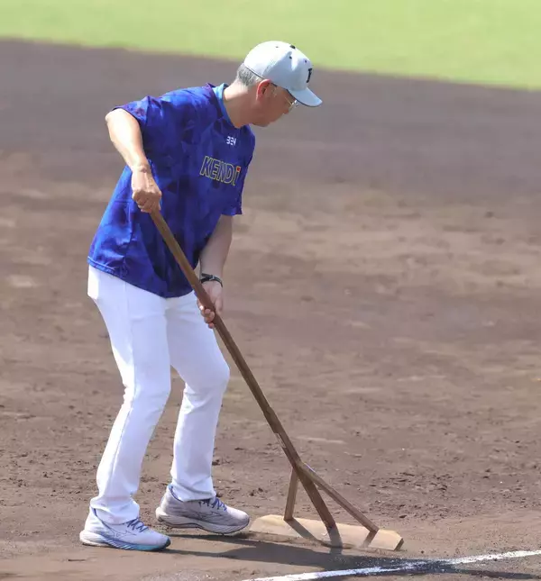 【甲子園】健大高崎・青柳監督「今日が最後だなと…」ラスト練習終え万感のグラウンド整備「このチームで野球ができて幸せ」