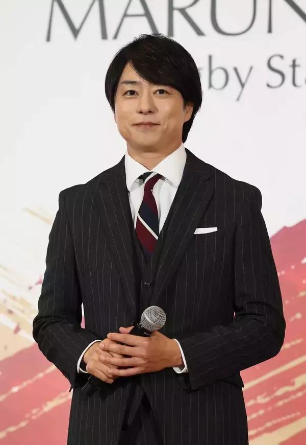 ラグビー日本代表アンバサダー就任の櫻井翔、超貴重「ウェブ・エリス・カップ」に緊張の面持ち