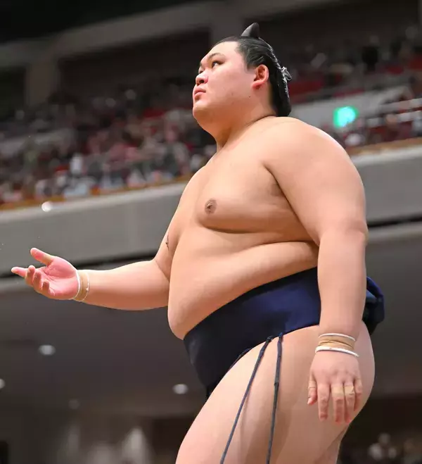 大の里が１敗守る　過去７勝１敗の大栄翔を退ける
