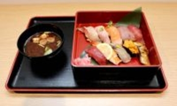 福間香奈女流名人は「上にぎり」、西山朋佳女流二冠は「小海老と揚げ餅のゆず風味うどん」をチョイス…女流名人戦第２局は昼食休憩に