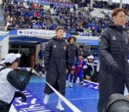 Ｊ最年長出場記録を５８歳３４６日に更新した福島カズ、前半２０分で途中交代…スタジアムから大きな拍手　甲府・渋谷監督とは握手