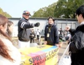 【ソフトバンク】小久保裕紀監督、今日のファンサービスはじゃんけん大会　勝てばカード、引き分け以下ならステッカーをプレゼント