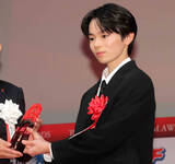 「林裕太　紅に輝くトロフィーに思わず「今日は抱きしめて寝たい」…毎日映画コンクール新人賞を受賞」の画像1