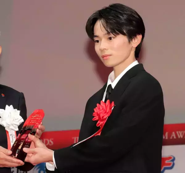 林裕太　紅に輝くトロフィーに思わず「今日は抱きしめて寝たい」…毎日映画コンクール新人賞を受賞