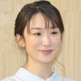 「「猫の日ですが、、」テレ朝・堂真理子アナ、愛犬と密着！メガネ姿が「カワイイは隠れません」「え？２０代？？」」の画像1