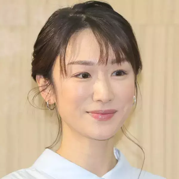 「猫の日ですが、、」テレ朝・堂真理子アナ、愛犬と密着！メガネ姿が「カワイイは隠れません」「え？２０代？？」