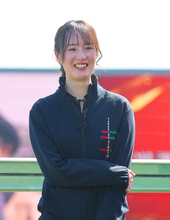 愛弟子・藤田菜七子さんも駆けつけた　根本調教師「良い弟子も育ち...」　中山で引退調教師花束贈呈セレモニー　