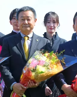 愛弟子・藤田菜七子さんも駆けつけた　根本調教師「良い弟子も育ち...」　中山で引退調教師花束贈呈セレモニー　