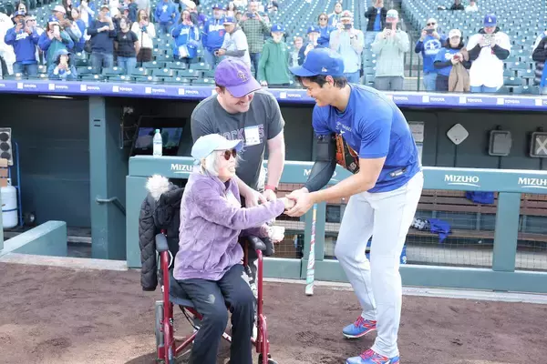 大谷翔平が駆け寄ってサインに握手…デンバーでの“神対応”　「本当に夢みたい」１００歳の日本人女性が感動　１９歳で被爆「もう少しで死ぬところだった」　毎日の野球中継が生きがい