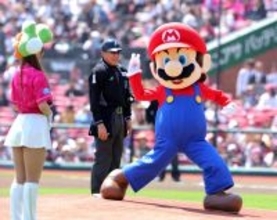 【楽天】 「マリオ」が始球式でワンバウンド投球　ファンから大歓声　「スーパーマリオブラザーズ４０周年」企画