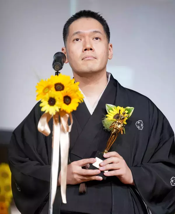 神田伯山　ベストファーザー賞受賞で「かみさんに一番の感謝したい」「師匠がベストファーザーの理想像」