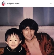 ２６歳で亡くなった尾崎豊さん、妻・繁美さんが貴重な父子ショットを公開「第４ボタンまで開けているのにこんなに品がある」