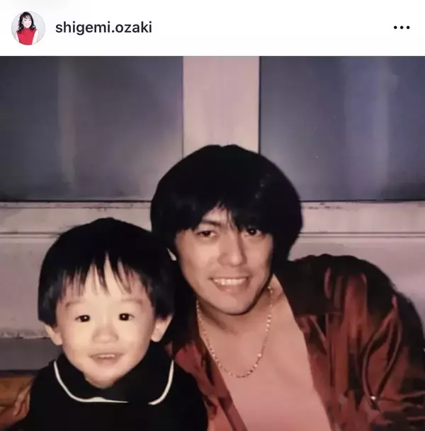 ２６歳で亡くなった尾崎豊さん、妻・繁美さんが貴重な父子ショットを公開「第４ボタンまで開けているのにこんなに品がある」