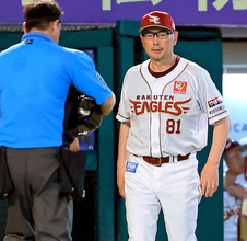 【楽天】 吉井理人監督、３連続四球の古謝樹について「話したくないです」と険しい表情　４連敗で今季ワースト借金２４　延長戦で敗れる