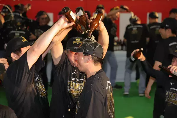 【阪神】広島県内で歓喜のビールかけ！選手会長・村上頌樹が音頭「もうちょいみんな打って（笑）もうちょい点ちょうだい！」約３５００本の美酒に酔いしれる