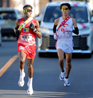 【箱根駅伝】４強の行方は？　青学大は２区１１位に浮上　中大２位、駒大４位、国学院大６位