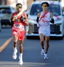 【箱根駅伝】４強の行方は？　青学大は２区１１位に浮上　中大２位、駒大４位、国学院大６位