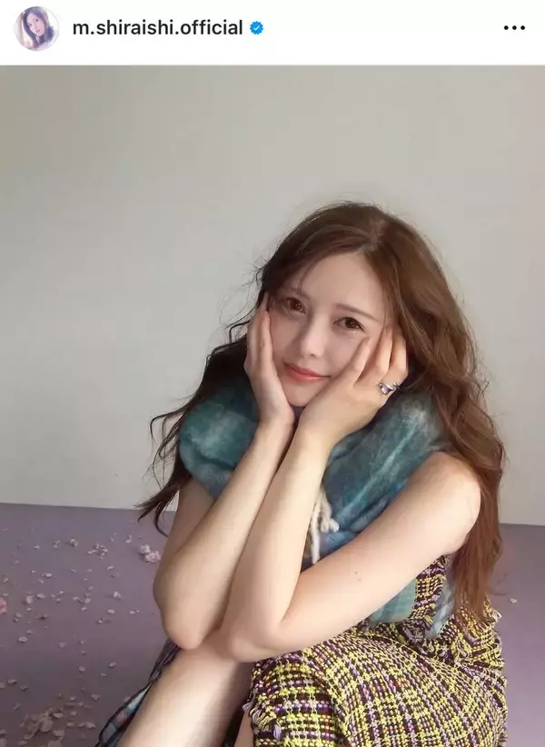 白石麻衣、美脚チラリ！「国宝級」オフショットに騒然「リアル女神様」「清楚さと艶やかさの極み」「ちょっとギャルみ」