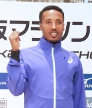 前回覇者のアダンは連覇に自信「気候が良ければ大会記録の更新が狙える」　大阪マラソン２２日号砲