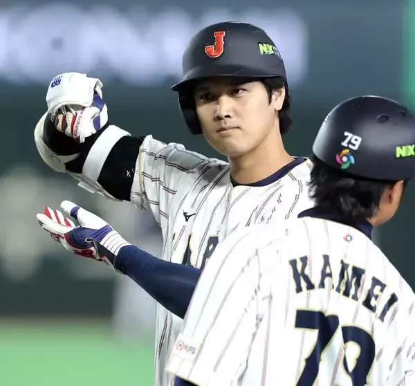 大谷翔平、ＷＢＣ開幕２試合連続マルチ安打で打率・８３３　３回には２戦連発の衝撃ソロ…花巻東先輩の菊池雄星と抱擁