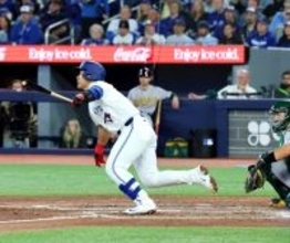 「打てー！岡本ー！」巨人ナインが岡本和真のメジャーデビューに歓喜　選手とコーチが熱視線