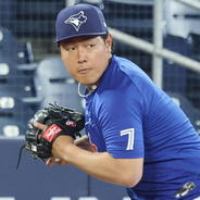 岡本和真がファインプレー　三塁線の打球に飛び込みアウトに　菅野智之との元巨人対決は空振り三振と四球