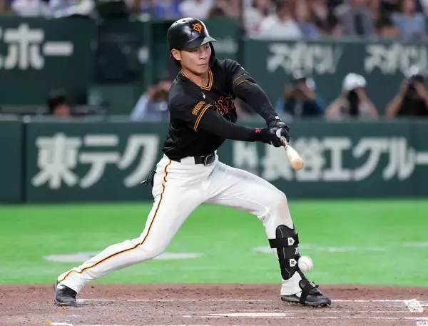 【巨人】ノってる男は運もついてくる？平山功太が止めたバットでラッキー内野安打　ベース上で思わず笑み