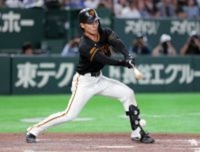 【巨人】ノってる男は運もついてくる？平山功太が止めたバットでラッキー内野安打　ベース上で思わず笑み