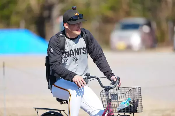 【巨人】両股関節手術を受けた吉川尚輝が自転車で軽快に昼食会場へ移動