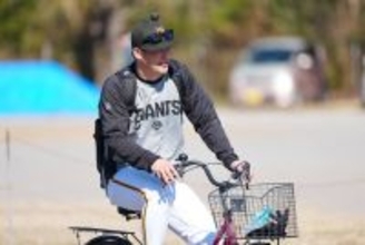 【巨人】両股関節手術を受けた吉川尚輝が自転車で軽快に昼食会場へ移動