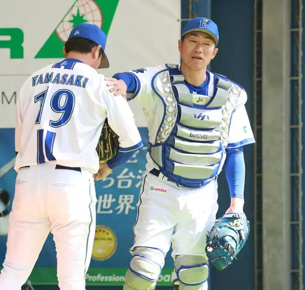 【ＤｅＮＡ】相川亮二監督が“ブルペン捕手”に　復活期す山崎康晃を鼓舞