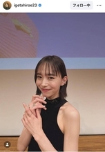 井桁弘恵、黒ドレスのスリットから太ももチラリ！「生脚めちゃキレイ」「妖精さん」「全部たまらん」白ワンピも披露