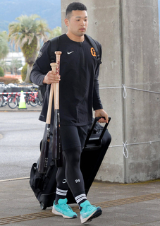 【巨人】「浦学のジャッジ」が本家を知る松井秀喜臨時コーチと対面し、笑顔であいさつ