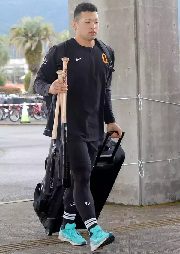 【巨人】「浦学のジャッジ」が本家を知る松井秀喜臨時コーチと対面し、笑顔であいさつ