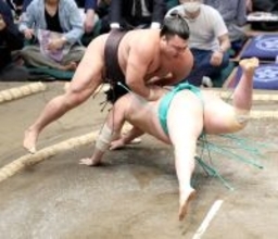 大関・霧島、一山本をはたき込んで無傷の４連勝　後退し「少し危なかった」