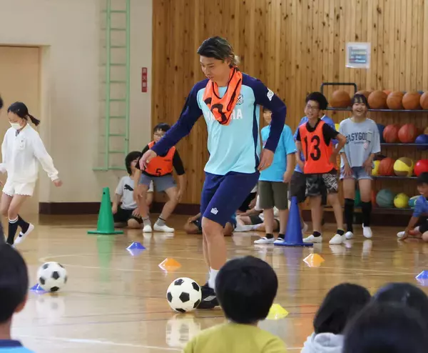 【Ｊ２磐田】ＭＦ為田大貴とＤＦ加藤大育が磐田北小学校で「一斉観戦」への感謝伝える…ドリブルやＰＫ戦で交流
