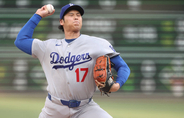 大谷翔平のユニホームが赤く染まる　右手中指から出血…トレーナーが駆け寄る　６回まで４安打１失点　７勝目権利＆７回で規定投球回到達