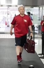 【楽天】 吉井理人新監督が初陣へグラウンドに登場　古巣のロッテと激突　昨年までの本拠に登場…異例のシーズン途中での監督就任