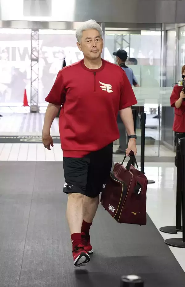 【楽天】 吉井理人新監督が初陣へグラウンドに登場　古巣のロッテと激突　昨年までの本拠に登場…異例のシーズン途中での監督就任