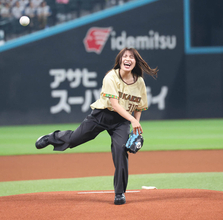 【日本ハム】女子スピードスケート五輪３大会連続メダリスト佐藤綾乃がファーストピッチ「緊張しちゃいました」
