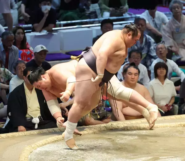 友風が引き落としで４勝目　「負け越して気持ちが吹っ切れました。だから立ち合いが良かったのだと思います」