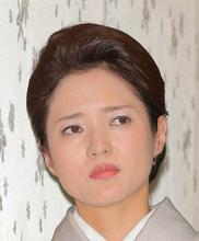 三田寛子が声帯炎「とにかく喋らないことと命じられ」夫の主演舞台「お客様にご挨拶いく予定も断念」